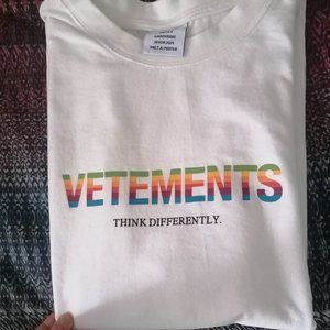 VETEMENTS "THINK DIFFERENTLY" t shirt in white